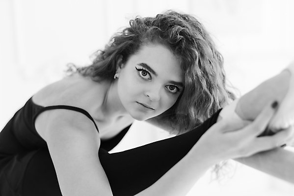 포토 JPG 해외이미지 백인 모델 직업 1 전통 드레스 여자 포즈 신체 교실 흑백 건강 미술 한명 사람 성인 운동 유행 댄서 흰색 춤 클래식 우아함 유연 발레 발레리나 예술가 발레복 체조 단아함 우크라이나 스타일 해외포토 서양인 옷 교육 유럽 컬러 컨셉 학교 문화예술 촬영기법 파일형식 이미지허브