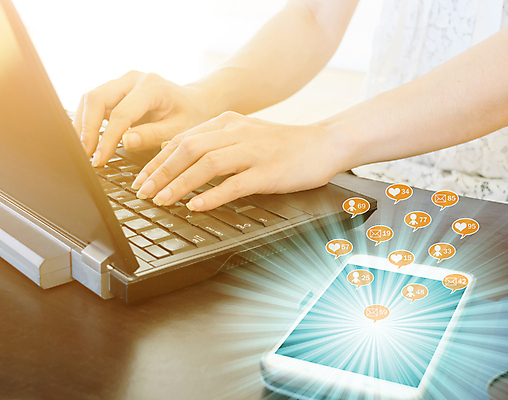 포토 JPG 해외이미지 아이콘 라이프스타일 손 디자인 컨셉 인터넷 비즈니스 통신 모바일 사람 사람없음 스마트폰 핸드폰 컴퓨터 글로벌 사무실 상점 디지털 공책 웹 업무 네트워크 메시지 연결 무선전화기 스마트 심볼 서비스 커뮤니티 온라인 공유 멀티미디어 마케팅 소셜 소셜미디어 네트워킹 해외포토 문구용품 생활 신체부위 전자제품 스마트기기 작업 전화기 파일형식 이미지허브