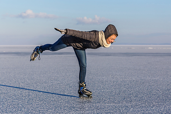 포토 JPG 해외이미지 백인 1 라이프스타일 계절 여자 호수 스포츠 신발 겨울 모션 자연 놀이 날씨 건강 그림자 한명 사람 야외 파란색 금발 운동 숫자 냉동 얼음 추위 스케이팅 흰색 춤 칼날 가죽 스케이터 헝가리 아라베스크 해외포토 자연요소 서양인 문자 헤어스타일 컬러 문화예술 겨울스포츠 운동선수 생활 생태계 동유럽 파일형식 이미지허브