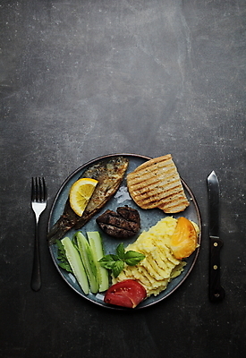포토 JPG 해외이미지 접시 포크 토마토 오이 실내 스테이크 요리 사람없음 하이앵글 소고기 나이프 굽기 레몬 토스트 생선구이 바질 건강식 플랫레이 해외포토 식기 음식 빵 뷰포인트 채소 과일 서양음식 육류 내부 플랫 칼 구이 생선요리 파일형식 이미지허브