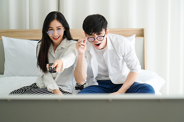 포토 JPG 해외이미지 라이프스타일 커플 여자 행복 인터넷 비즈니스 가족 관계 휴가 주택 함께함 사람 동양인 두명 노트북 침실 흐름 관찰 온라인 프리랜서 해외포토 직업 감정 컨셉 모션 인종 건물 생활 전자제품 파일형식 이미지허브