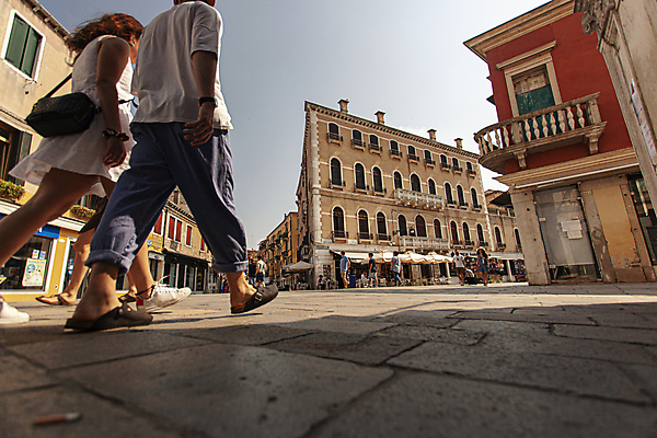 포토 JPG 해외이미지 주간 전신 여자 남자 로우앵글 유럽풍경 하늘 유럽건축 성인 야외 두명 건물 옆모습 뒷모습 걷기 이탈리아 골목길 성인만 해외포토 자연요소 건축물 유럽 길 뷰포인트 서양건축 모션 사람 풍경 파일형식 이미지허브