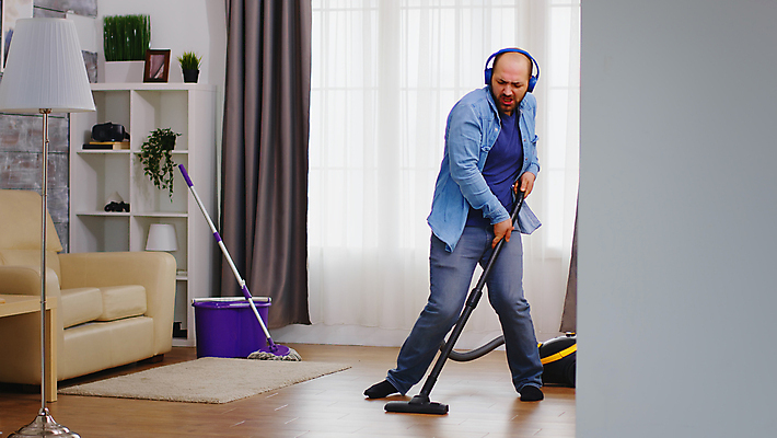 포토 JPG 해외이미지 백인 화분 화초 전등 책장 주택 한명 성인 앞모습 옆모습 소파 헤드셋 카펫 기쁨 춤 커튼 청소 양동이 청소기 대걸레 성인남자한명만 해외포토 서양인 식물 1 감정 뷰포인트 음향기기 가구 의자 문화예술 조명 사람 건물 전자제품 헤드폰 청소도구 남자한명만 성인남자만 파일형식 이미지허브