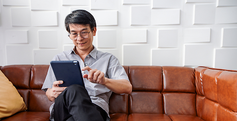 포토 JPG 해외이미지 라이프스타일 커플 남자 행복 아시아 안경 어린이 거실 인터넷 가족 관계 놀이 주택 함께함 사랑 한명 웃음 사람 앉기 동양인 성인 컴퓨터 소파 알약 디지털 헤드폰 방 게임 작업 체험 은퇴 동영상 옛날 가상현실 현실 해외포토 1 잡화 감정 나라 음향기기 컨셉 의자 모션 표정 인종 건물 생활 전자제품 약 파일형식 이미지허브