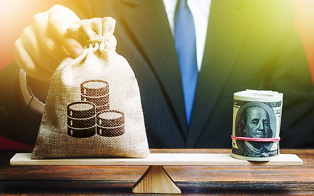 포토 JPG 해외이미지 남자 돈 한명 상반신 성인 앞모습 금융 경제 달러 거래 잡기 비교 돈자루 돈다발 수평저울 성인남자한명만 해외포토 1 뷰포인트 컨셉 모션 저울 사람 재산 남자한명만 성인남자만 파일형식 이미지허브