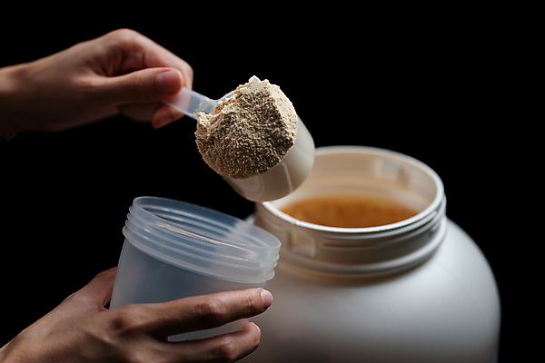 포토 JPG 해외이미지 손 검은배경 실내 들기 신체부위 붓기 병 가루 단백질 스쿱 단백질쉐이크 프로틴파우더 해외포토 식기 백그라운드 모션 사람 내부 검은색 쉐이크 영양소 파일형식 이미지허브