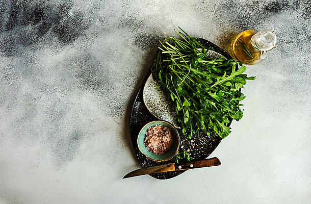 포토 JPG 해외이미지 라이프스타일 식기 접시 음식 백그라운드 컨셉 잎 재료 탁자 건강 요리 사람없음 세트 수건 식사 저녁식사 샐러드 로켓 시골 신선 도자기 은색 먹기 허브 향신료 유기농 냅킨 날것 소금 설정 루꼴라 카피스페이스 디톡스 해외포토 식물 웰빙 컬러 가구 채소 모션 생활 위생용품 공백 향미료 파일형식 이미지허브