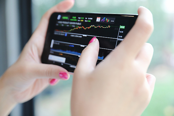 포토 JPG 해외이미지 손 그래프 들기 아웃포커스 신체부위 스마트폰 주식 분석 투자 해외포토 컨셉 비즈니스 모션 촬영기법 사람 금융 핸드폰 스마트기기 파일형식 이미지허브