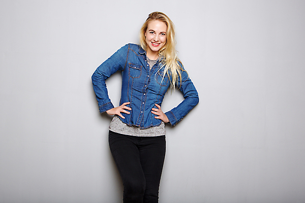 포토 JPG 해외이미지 백인 모델 1 라이프스타일 응시 여자 행복 유럽 얼굴 벽 백그라운드 한명 서기 웃음 사람 성인 가로 파란색 금발 유행 회색 흰색 자신감 시원함 카피스페이스 해외포토 서양인 헤어스타일 시선 감정 나라 컬러 모션 표정 생활 신체부위 공백 파일형식 이미지허브