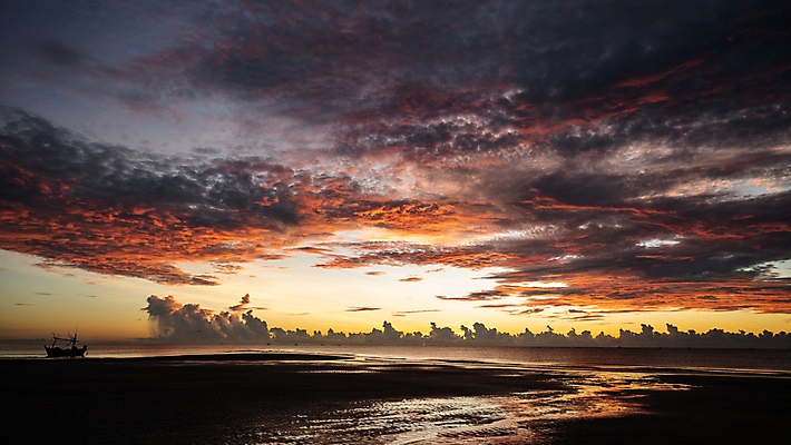 포토 JPG 해외이미지 구름 파도 바다 여행 백그라운드 오렌지 자연 하늘 아침 휴가 풍경 사람없음 야외 물 여름 파란색 빛 햇빛 태양 반사 노란색 일출 맑음 황혼 일몰 새벽 황금 장면 수평선 해외포토 주간 자연요소 계절 컬러 과일 날씨 노을 생태계 파일형식 이미지허브