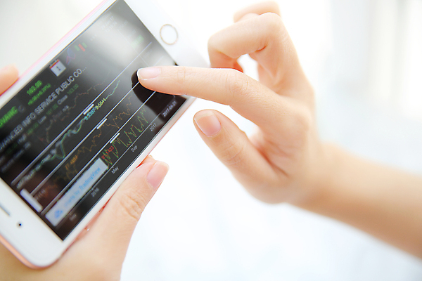 포토 JPG 해외이미지 손 그래프 들기 아웃포커스 신체부위 스마트폰 주식 분석 투자 해외포토 컨셉 비즈니스 모션 촬영기법 사람 금융 핸드폰 스마트기기 파일형식 이미지허브