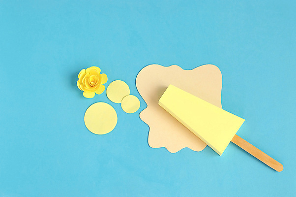 포토 JPG 해외이미지 종이 아이스크림 실내 사람없음 페이퍼아트 오브젝트 종이공예 파란배경 막대아이스크림 종이꽃 해외포토 꽃 백그라운드 디저트 내부 파란색 공예 파일형식 이미지허브