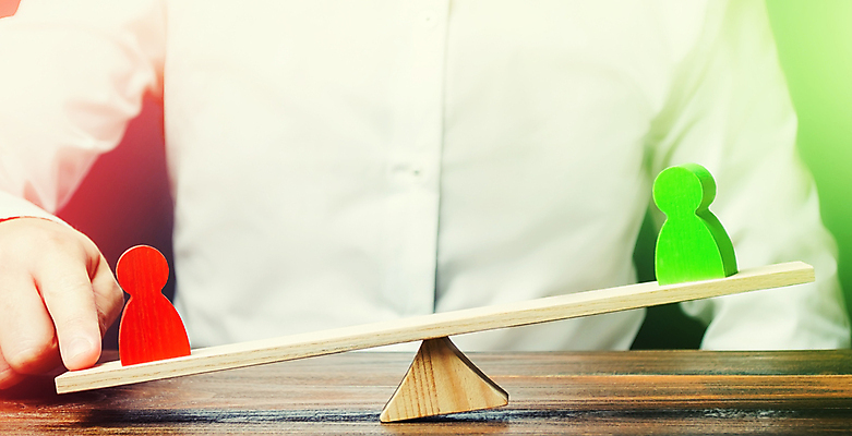 포토 JPG 해외이미지 남자 실내 저울 한명 상반신 성인 앞모습 말_게임 비즈니스맨 누름 선택 저울질 성인남자한명만 해외포토 1 뷰포인트 컨셉 비즈니스 모션 사람 내부 게임 직장인 남자한명만 성인남자만 파일형식 이미지허브