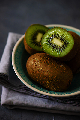 포토 JPG 해외이미지 그릇 검은배경 단면 실내 키위 사람없음 해외포토 식기 백그라운드 과일 내부 검은색 파일형식 이미지허브