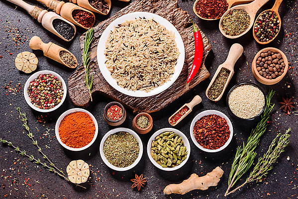 포토 JPG 해외이미지 백그라운드 잎 재료 고추 탁자 파프리카 건조 마늘 요리 씨앗 동양인 사람없음 빨간색 초록색 컬러풀 주방 숟가락 검은색 어둠 양념 조미료 사발 고수 맛 가루 인도인 허브 메뉴 유기농 매움 아로마 소금 향 레시피 후추 카레 생강 바질 로즈메리 시나몬 강황 해외포토 외국인 식물 웰빙 음식 컬러 가구 컨셉 채소 식재료 수저 인종 사기그릇 향신료 향미료 파일형식 이미지허브