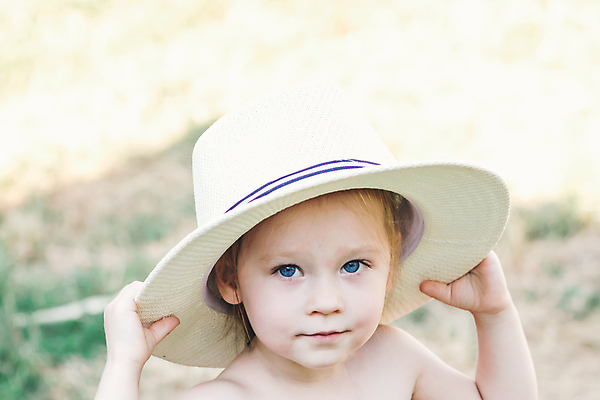 포토 JPG 해외이미지 행복 얼굴 어린이 한명 사람 야외 흰색 아기 작음 해외포토 1 감정 컬러 신체부위 크기 파일형식 이미지허브