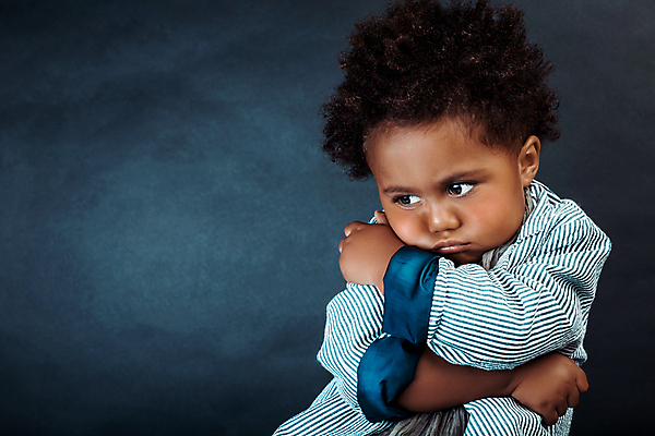 포토 JPG 해외이미지 모델 응시 남자 감정 얼굴 어린이 흑인 검은배경 실내 한명 사람 인종 소년 검은색 공백 슬픔 표현 작음 고립 진짜 스타일 카피스페이스 해외포토 서양인 1 시선 컬러 백그라운드 내부 신체부위 크기 파일형식 이미지허브