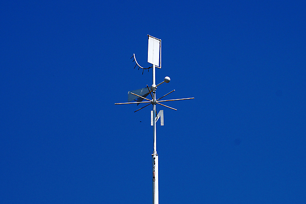 포토 JPG 해외이미지 과학 하늘 바람 날씨 사람없음 야외 파란색 환경 장비 기구 변화 역 예측 방향 측정 속도 계량기 센서 압력 해외포토 자연요소 컬러 컨셉 교통시설 파일형식 이미지허브