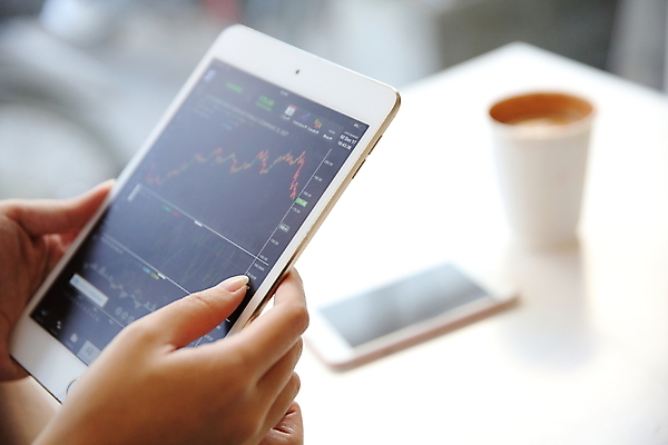 포토 JPG 해외이미지 손 탁자 그래프 들기 아웃포커스 신체부위 스마트폰 태블릿 주식 분석 투자 해외포토 가구 컨셉 비즈니스 모션 촬영기법 사람 금융 전자제품 핸드폰 스마트기기 파일형식 이미지허브