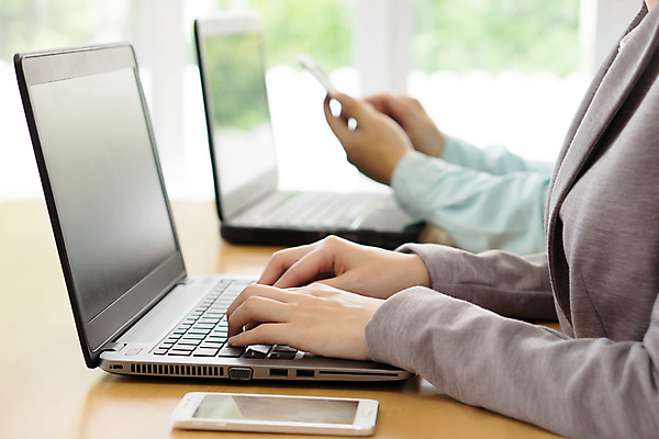 포토 JPG 해외이미지 백인 직업 디자인 여자 남자 50대 비즈니스 실내 창조 사람 앉기 20대 사람없음 가로 세명 30대 컴퓨터 사무실 검은색 작업 직장인 비즈니스맨 비즈니스우먼 디자이너 책상 동료 해외포토 서양인 컬러 중년 가구 관계 모션 청년 내부 장년 전자제품 파일형식 이미지허브