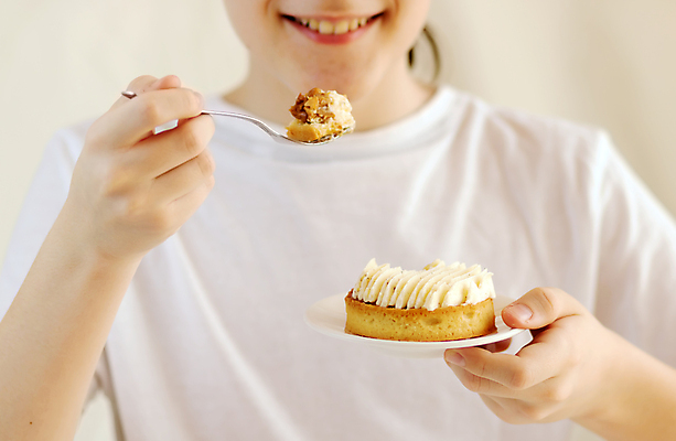 포토 JPG 해외이미지 라이프스타일 손 행복 얼굴 어린이 음식 다이어트 휴가 디저트 건강 한명 사람 파티 케이크 식사 에너지 흰색 잡기 입 달콤 맛 아침식사 먹기 배고픔 크림 칼로리 바닐라 타르트 해로움 해외포토 1 감정 빵 컬러 컨셉 모션 이벤트 생활 신체부위 파이_빵 파일형식 이미지허브