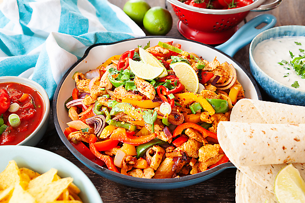 포토 JPG 해외이미지 접시 음식 토마토 파프리카 파슬리 마늘 사람없음 컬러풀 치킨 덮개 시골 신선 뜨거움 맛 허브 향신료 매움 라임 레시피 후추 살사댄스 핸드메이드 해외포토 식물 식기 컬러 컨셉 채소 과일 뚜껑 춤 닭고기요리 향미료 파일형식 이미지허브