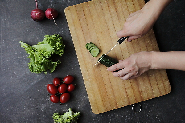 포토 JPG 해외이미지 손 식재료 방울토마토 실내 들기 신체부위 잡기 상추 브로콜리 자르기 슬라이스 식칼 건강식 나무도마 적환무 해외포토 음식 토마토 채소 모션 주방용품 도마 사람 내부 목재 무 파일형식 이미지허브