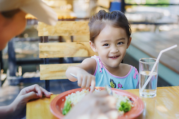 포토 JPG 해외이미지 백인 라이프스타일 여자 딸 행복 어린이 음식 2 다이어트 채소 가족 탁자 엄마 함께함 실내 건강 사랑 요리 한명 사람 부모 주방 식사 저녁식사 침묵 샐러드 아기 신선 아침식사 먹기 점심식사 돌봄 수유 해외포토 서양인 1 감정 가구 컨셉 관계 모션 내부 생활 소리 파일형식 이미지허브