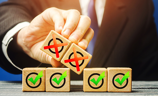 포토 JPG 해외이미지 손 남자 비즈니스 한명 정장 상반신 성인 여러개 잡기 체크표시 위반 성인남자한명만 나무블록 해외포토 1 옷 다수 모션 사람 목재 신체부위 블록 확인 남자한명만 성인남자만 파일형식 이미지허브