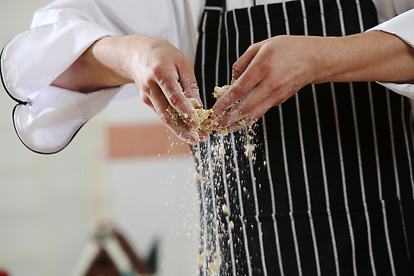 포토 JPG 해외이미지 남자 실내 한명 들기 상반신 성인 앞모습 아웃포커스 제과 붓기 떨어짐 가루 반죽 성인남자한명만 해외포토 1 뷰포인트 컨셉 모션 촬영기법 사람 내부 제과제빵 남자한명만 성인남자만 파일형식 이미지허브
