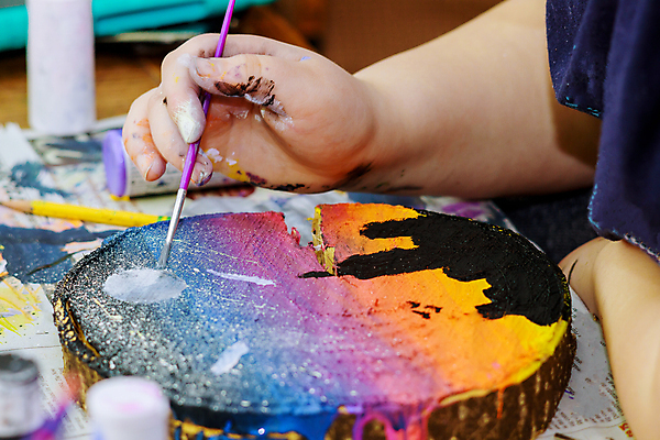 포토 JPG 해외이미지 나무 손 들기 신체부위 붓 색칠 그리기 해외포토 식물 모션 사람 파일형식 이미지허브