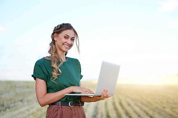포토 JPG 해외이미지 백인 직업 여자 산업 밭 농업 모바일 노동자 한명 서기 사람 노트북 컴퓨터 농경지 디지털 자료 앞치마 정보 수확 성장 시골 잡기 작업 농부 땅 밀 무선전화기 스마트 분석 긍정 감시 멀리 혁명 밭일 세련 해외포토 서양인 1 컨셉 모션 곡류 전자제품 농장 전화기 파일형식 이미지허브