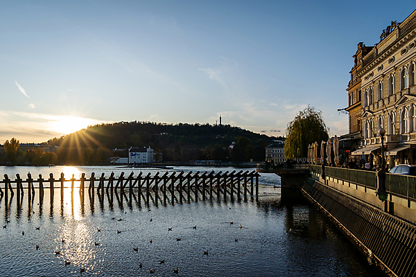 포토 JPG 해외이미지 유럽 여행 건축양식 하늘 휴가 풍경 사람없음 야외 물 관광지 강 반사 도시 체코 프라하 공화국 명승지 보헤미아 전국 해외포토 자연요소 건축 나라 파일형식 이미지허브