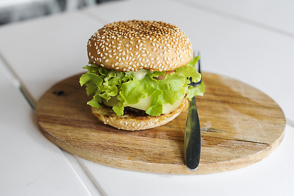 포토 JPG 해외이미지 접시 포크 탁자 사람없음 햄버거 흰배경 나무도마 해외포토 식기 가구 백그라운드 도마 패스트푸드 목재 흰색 파일형식 이미지허브