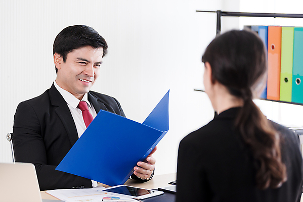 포토 JPG 해외이미지 직업 남자 행복 안경 2 회사 비즈니스 CEO 사업가 탁자 성공 노동자 새로움 대화 협상 미소 사람 앉기 정장 성인 두명 파란색 사무실 검은색 듣기 흰색 업무 비즈니스맨 고객 책상 동료 서비스 경영자 면접 문서 고용 지원 후보 해외포토 잡화 옷 감정 컬러 가구 컨셉 관계 모션 표정 말하기 구직 작업 직장인 리더 채용 파일형식 이미지허브