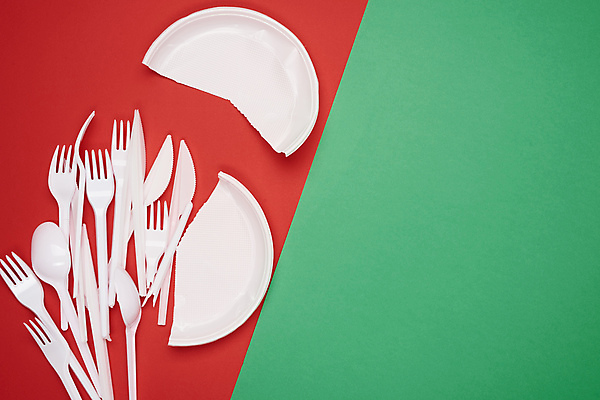 포토 JPG 해외이미지 포크 실내 사람없음 자연보호 숟가락 손상 나이프 일회용 플라스틱 오브젝트 에코 빨간배경 일회용접시 카피스페이스 초록배경 제로웨이스트 해외포토 식기 접시 백그라운드 컨셉 자연 재질 수저 내부 빨간색 초록색 환경 그린캠페인 공백 칼 보호 사회이슈 파일형식 이미지허브