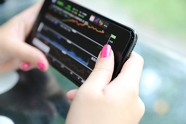 포토 JPG 해외이미지 손 그래프 들기 아웃포커스 신체부위 스마트폰 주식 분석 투자 해외포토 컨셉 비즈니스 모션 촬영기법 사람 금융 핸드폰 스마트기기 파일형식 이미지허브