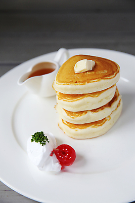 포토 JPG 해외이미지 접시 회색배경 디저트 실내 사람없음 체리 달콤 크림 버터 꿀 팬케이크 수플레 시럽컵 해외포토 식기 음식 백그라운드 과일 내부 케이크 회색 맛 파일형식 이미지허브