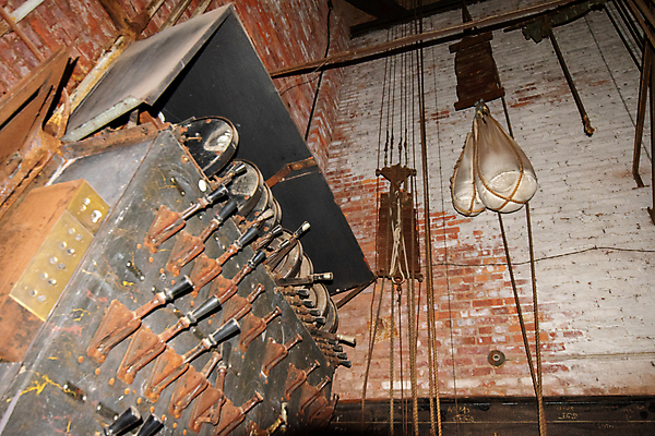 포토 JPG 해외이미지 직업 산업 공장 날씨 사람없음 가로 빨간색 숫자 금속 힘 기계 장비 과학기술 수확 기구 공구 업무 판넬 지시 위험 버리기 서비스 눈금 복고 철사 충격 시스템 스위치 계량기 위로 구식 그런지 깨짐 옛날 전압 제어 공급 해외포토 문자 컬러 컨셉 농업 공업 모션 재질 기술 도구 작업 파일형식 이미지허브