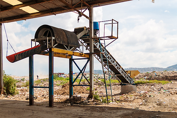 포토 JPG 해외이미지 식물 자동차 하늘 사람없음 야외 쌓기 환경 검은색 재활용 손상 쓰레기 폐기물 컨테이너 거절 다발 버리기 언덕 타이어 수납 고무 한조각 흙더미 낭비 고물상 구식 생태학 옛날 중고 카피스페이스 해외포토 1 교육 산업 육상교통 컬러 컨셉 모션 흙 공백 친환경 파일형식 더미 이미지허브