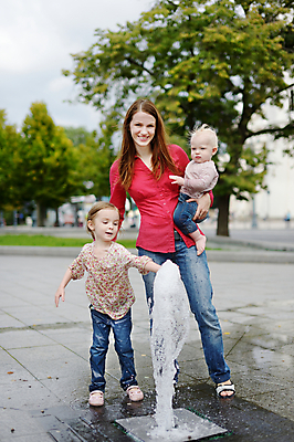 포토 JPG 해외이미지 백인 라이프스타일 여자 딸 행복 어린이 포즈 가족 엄마 휴가 휴식 함께함 3 웃음 사람 소년 야외 가로 세명 물 파란색 컬러풀 봄 젖음 흰색 물방울 아기 도시 뜨거움 작음 분수 정사각형 타운 걸음마 해외포토 자연요소 도형 서양인 계절 남자 감정 컬러 컨셉 관계 모션 표정 생활 크기 파일형식 이미지허브