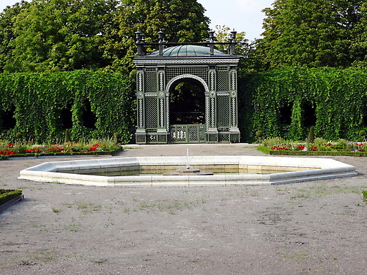 포토 JPG 해외이미지 나무 공원 길 사람없음 야외 목재 초록색 물 울타리 정원 비엔나 오스트리아 분수 해외포토 자연요소 식물 공공시설 유럽 컬러 재료 담장 파일형식 이미지허브