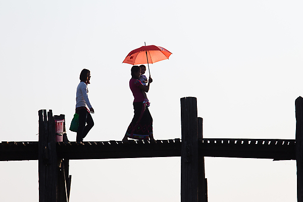 포토 JPG 해외이미지 여자 실루엣 호수 불교 우산 흑백 사람 사람없음 빨간색 걷기 검은색 일몰 흰색 해외포토 종교 컬러 모션 촬영기법 노을 파일형식 이미지허브
