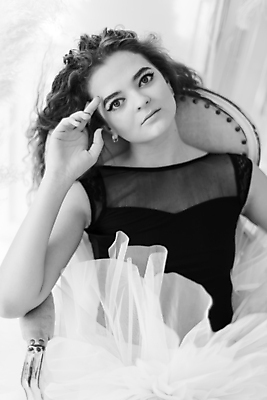 포토 JPG 해외이미지 백인 모델 직업 1 전통 드레스 여자 포즈 신체 교실 흑백 건강 미술 한명 사람 성인 운동 유행 댄서 흰색 춤 클래식 우아함 유연 발레 발레리나 예술가 발레복 체조 단아함 우크라이나 스타일 해외포토 서양인 옷 교육 유럽 컬러 컨셉 학교 문화예술 촬영기법 파일형식 이미지허브