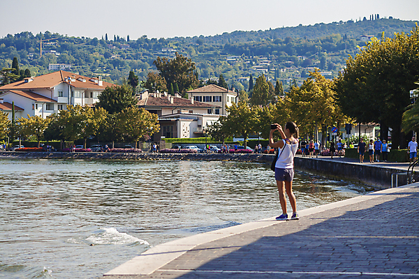 포토 JPG 해외이미지 주간 전신 나무 여자 호수 유럽풍경 유럽건축 한명 들기 성인 야외 건물 뒷모습 카메라 사진촬영 이탈리아 성인여자한명만 해외포토 자연요소 식물 1 건축물 유럽 뷰포인트 서양건축 모션 사람 풍경 전자제품 촬영 여자한명만 성인여자만 파일형식 이미지허브