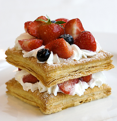 포토 JPG 해외이미지 열매 음식 조각 과일 부분 탁자 딸기 디저트 요리 사람없음 여름 과자 케이크 빵집 견과류 신선 달콤 맛 아침식사 굽기 크림 블루베리 베리 자두 블랙베리 건포도 타르트 페스츄리 핸드메이드 해외포토 식물 계절 빵 가구 컨셉 포도 상점 식사 구이 파이_빵 건과일 파일형식 이미지허브