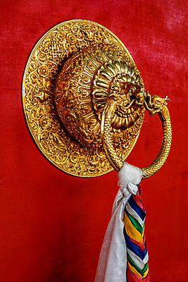 포토 JPG 해외이미지 모양 종교 불교 출입구 손잡이 사람없음 장식 문 마을 계곡 사찰 닫기 사자 정문 해외포토 포유류 종교건축 모션 파일형식 이미지허브