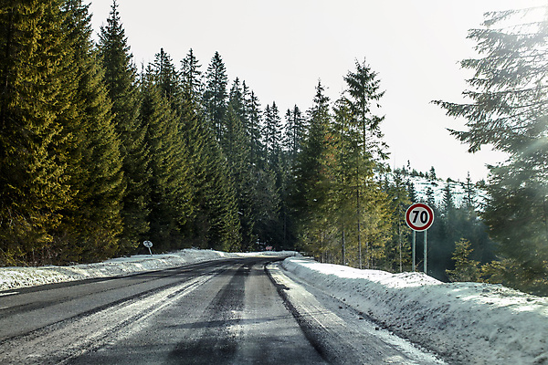 포토 JPG 해외이미지 나무 도로 길 이동 겨울 곡선 자연 하늘 날씨 산 그림자 안전 사람없음 야외 빛 햇빛 태양 맑음 냉동 얼음 봄 운전 추위 광선 나뭇가지 시골 소나무 모서리 미끄러짐 숲 위험 속도 서리 날카로움 조심 느림 내추럴 선로 줄이기 한계 눈내림 해외포토 자연요소 식물 계절 선 컨셉 교통시설 모션 눈_날씨 생태계 파일형식 이미지허브