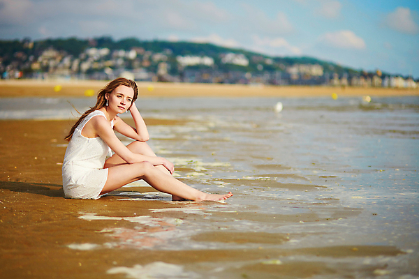 포토 JPG 해외이미지 주간 서양인 우먼라이프 여자 한명 사람 앉기 성인 야외 여름휴가 바캉스 금발 날씬함 여름라이프 성인여자한명만 해외포토 자연요소 외국인 1 라이프스타일 헤어스타일 모션 휴가 몸매 여자한명만 성인여자만 파일형식 여름_계절 이미지허브