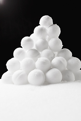 포토 JPG 해외이미지 검은배경 사람없음 쌓기 오브젝트 눈덩이 카피스페이스 해외포토 백그라운드 모션 눈_날씨 검은색 공백 파일형식 이미지허브